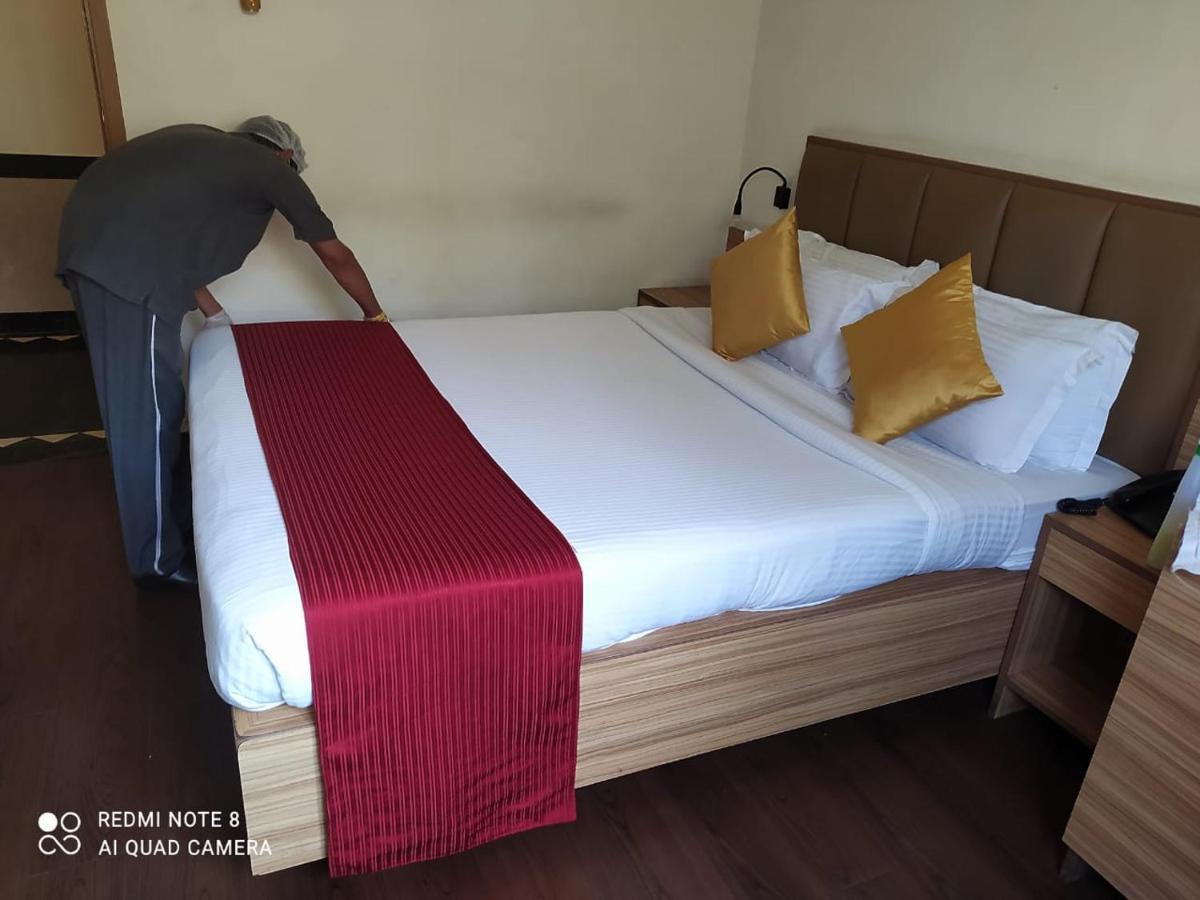 Hotel Plaza Mumbai Dış mekan fotoğraf
