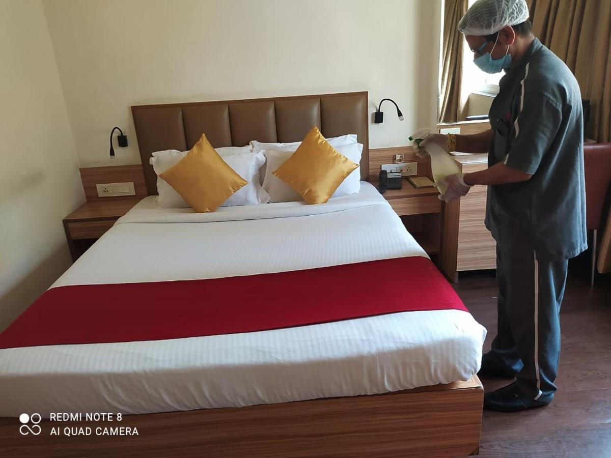 Hotel Plaza Mumbai Dış mekan fotoğraf